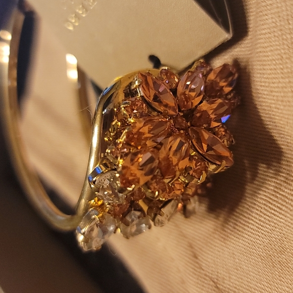 BURBERRY Gold Crystal Daisy Pin Cuff Bracelet NEW - Picture 5 of 7